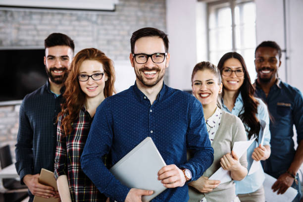 Equipe sorrindo em ambiente de trabalho
