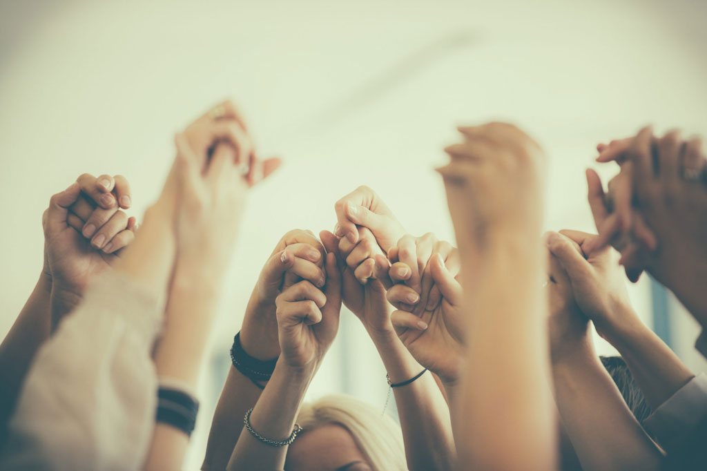 Mãos unidas em sinal de equipe
